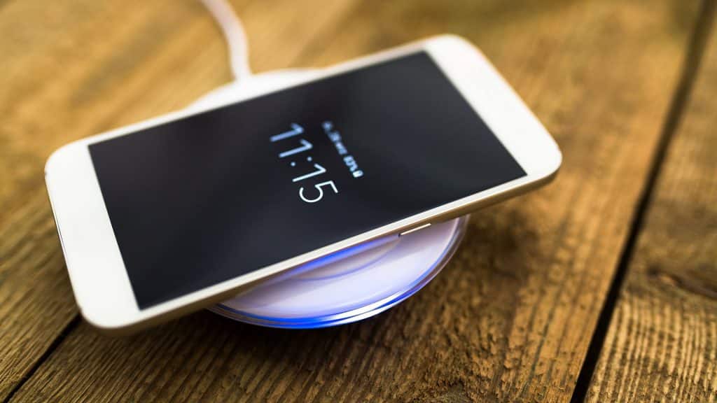 iPhone beim Laden, Sinnbild für Wärmeentwicklung