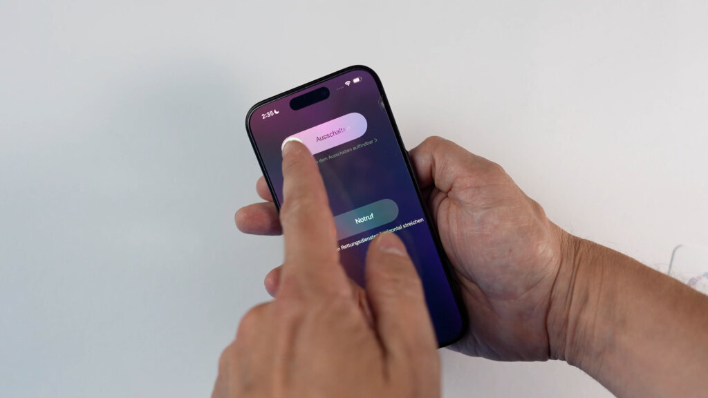 Das iPhone wird vor dem Entfernen des Panzerglases ausgeschaltet