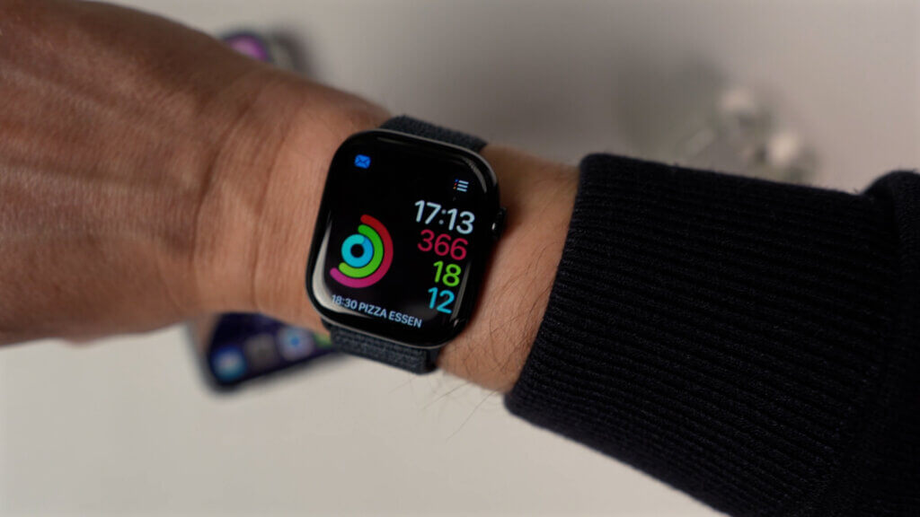 Apple Watch Series 10 auf einem Tisch, das Display zeigt verschiedene Zifferblätter